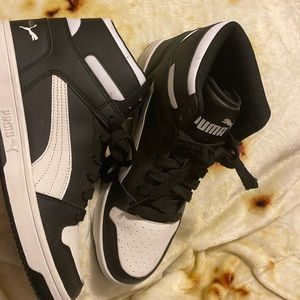 Men’s pumas sneakers